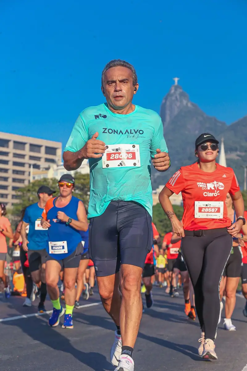 Corredores com camisetas da assessoria Zona Alvo em prova no Rio de Janeiro