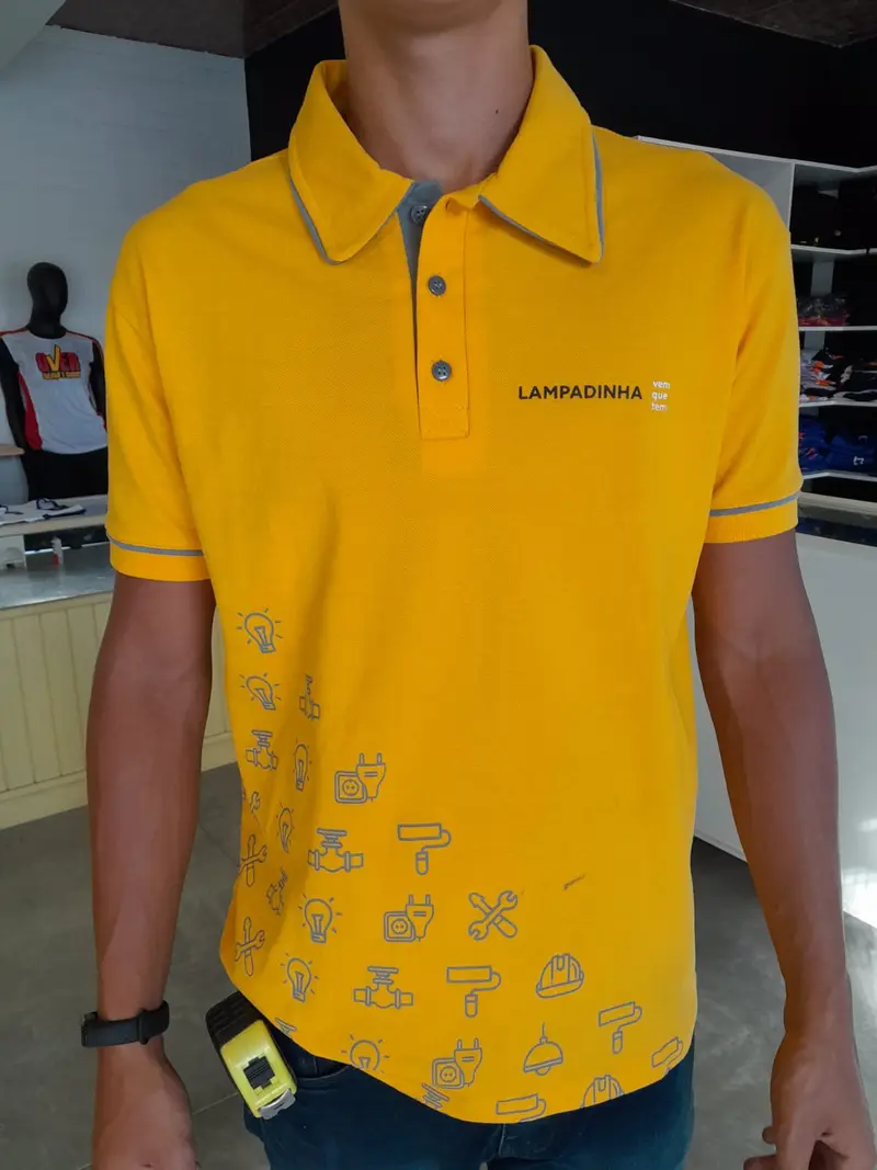Camisa polo amarela personalizada com estampa de ícones