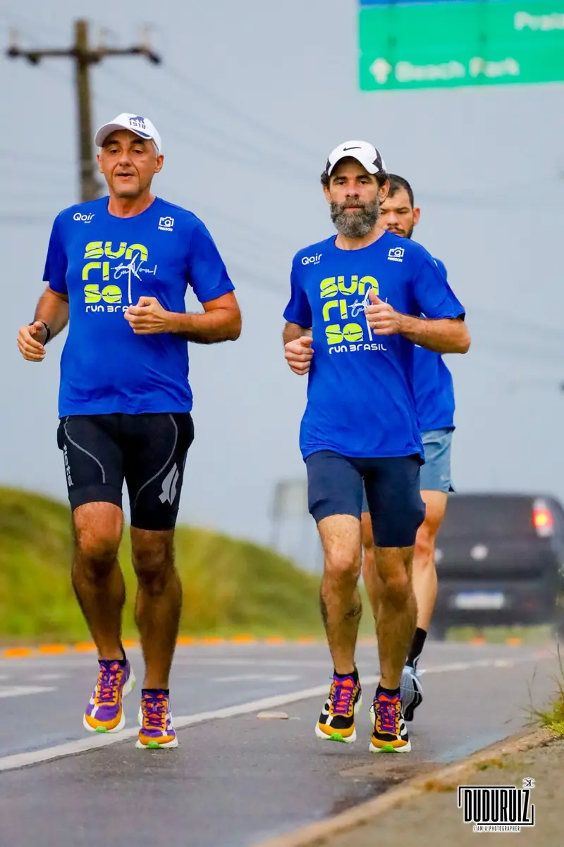 Dois corredores com camisetas azuis da corrida Sunrise Run
