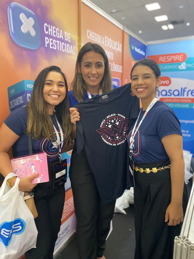 Equipe com camisetas azul-marinho personalizadas no estande de um evento