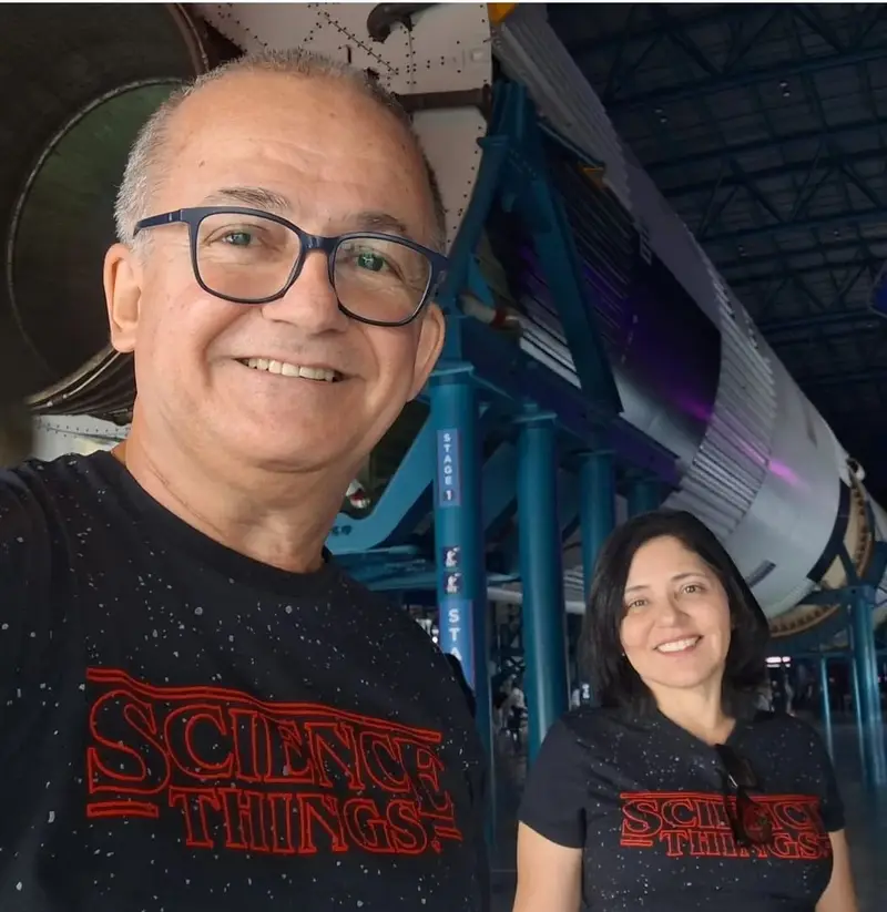 Casal com camisetas pretas de estampa temática personalizada