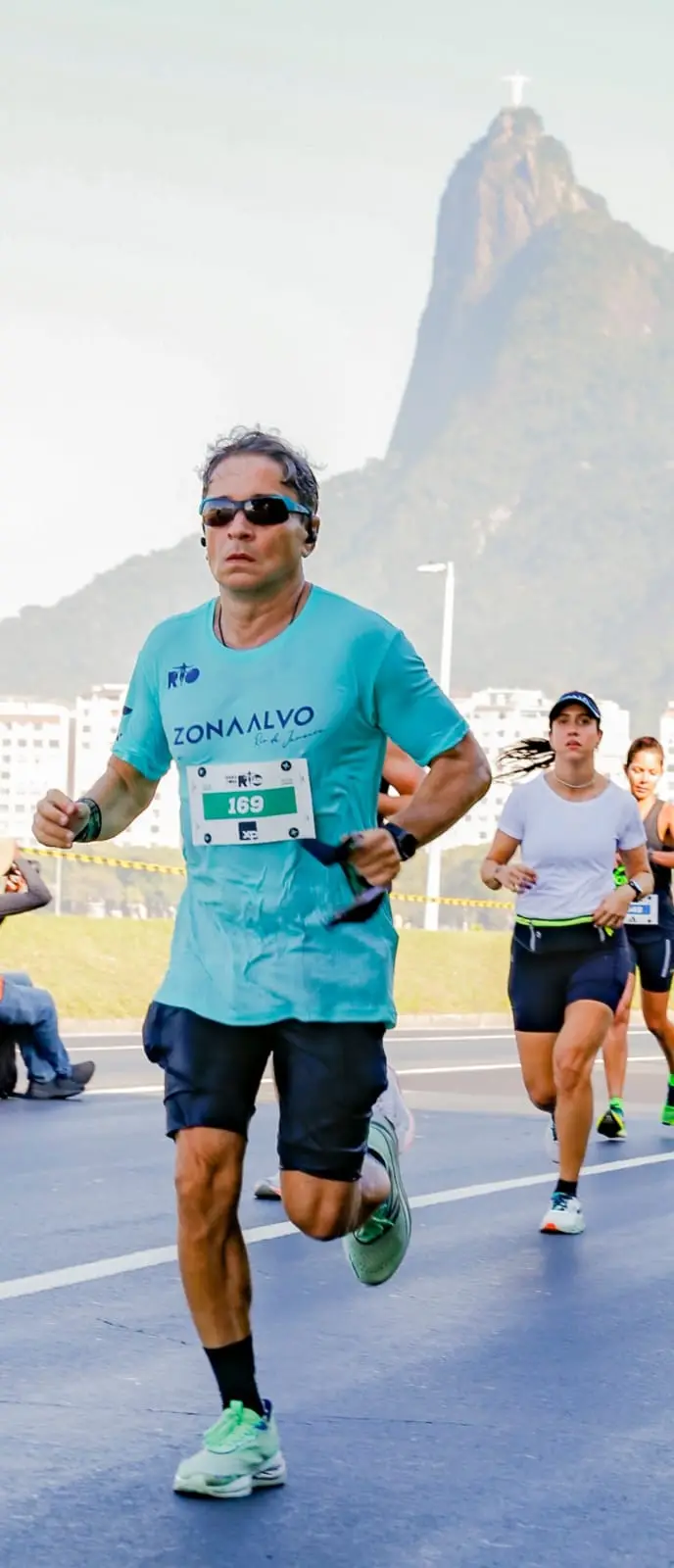 Corredor com camiseta verde-água da assessoria Zona Alvo em prova no Rio de Janeiro