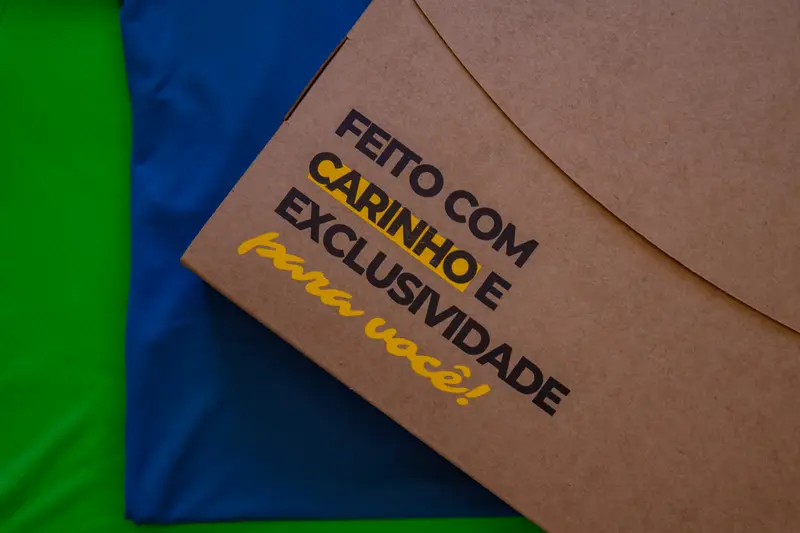 Embalagem da Art Kamizetas com a frase "Feito com carinho e exclusividade para você"